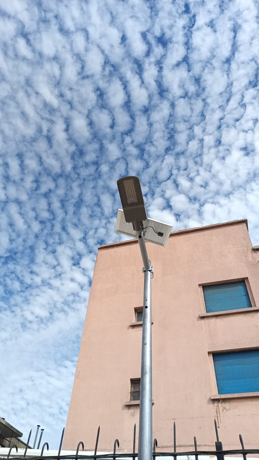 Postes y focos solares perimetrales en condominio privado